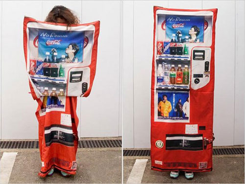 Необычное платье 
превращается в автомат для уличной торговли
