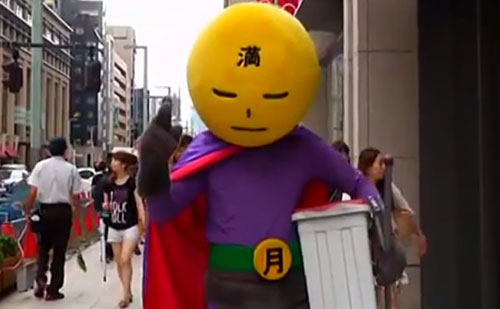 В Токио появился супергерой с метлой