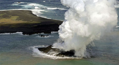 Новый остров, появившийся в Японии из-за извержения вулкана, стремительно растёт
